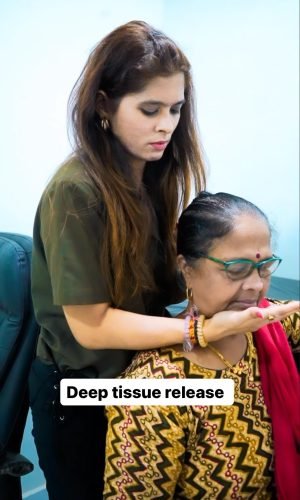 a patient getting physiotherapy treatment at prosehat clinic powai by dr pooja singh